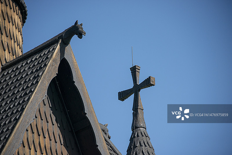 挪威海达尔木板教堂上的雕刻龙图片素材