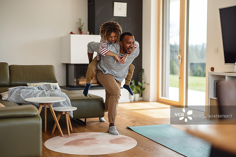 父亲笑着把儿子扛在肩上图片素材