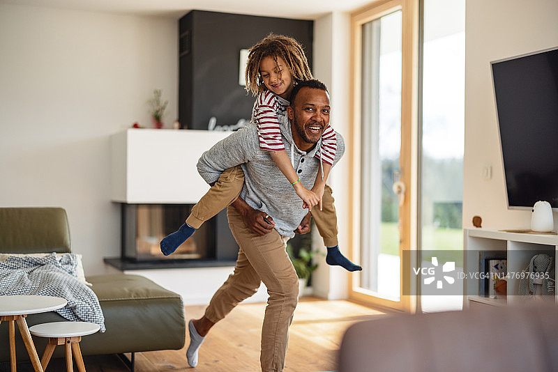 父亲笑着把儿子扛在肩上图片素材