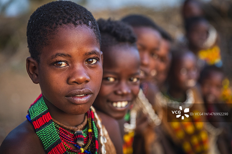 来自埃塞俄比亚哈默部落的一群孩子图片素材