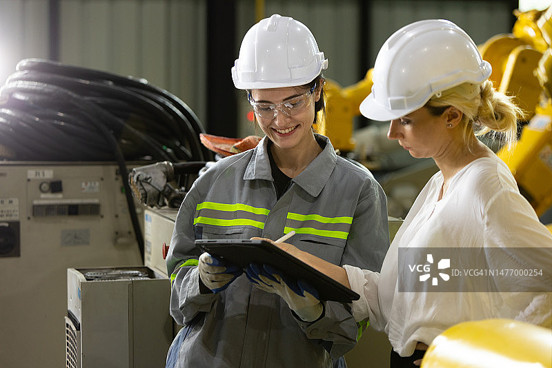 经理在检查后签署平板电脑图片素材