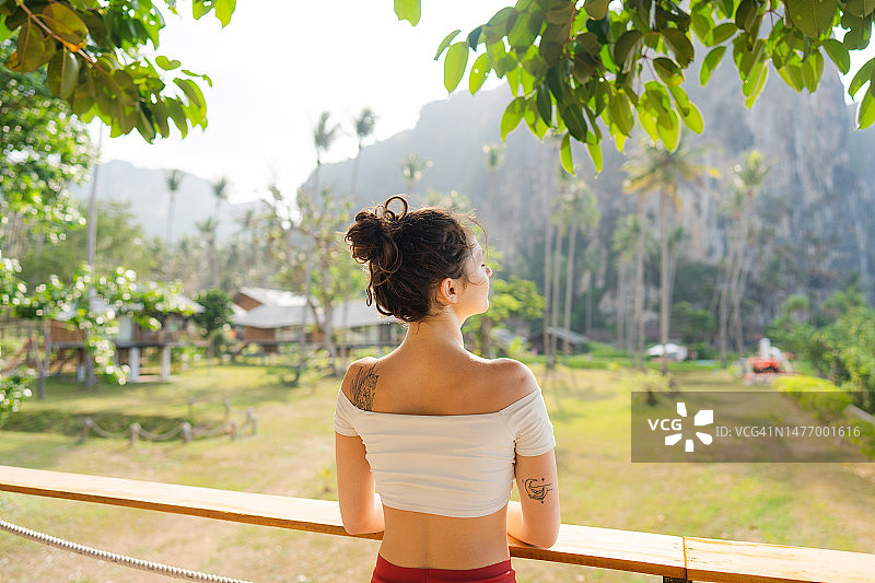 女人在树屋里欣赏丛林景色图片素材