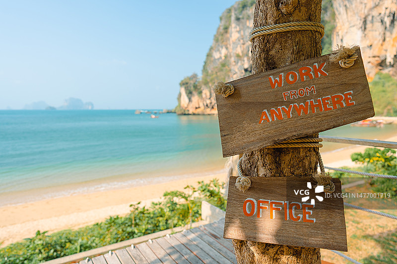 海边的“随时随地工作”标志图片素材