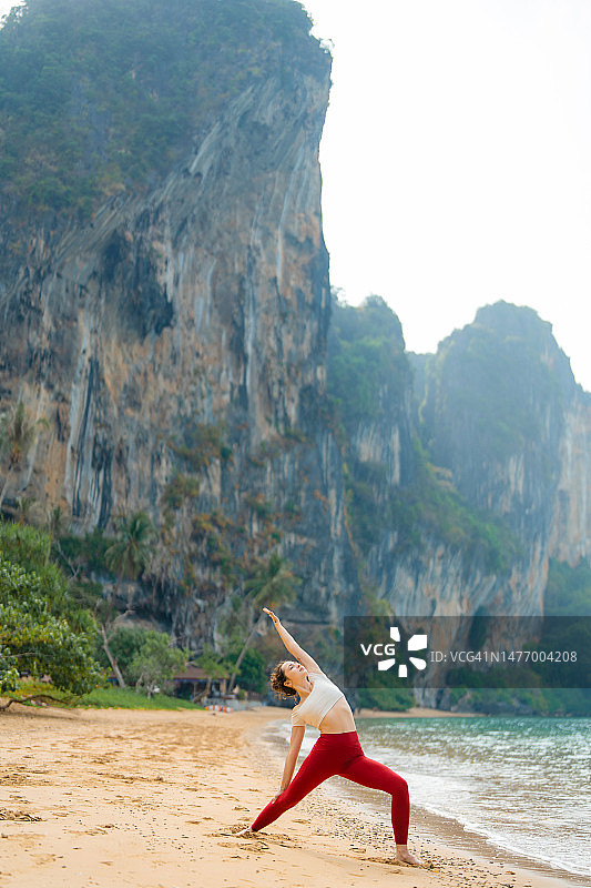 在甲米海滩做瑜伽的女人图片素材
