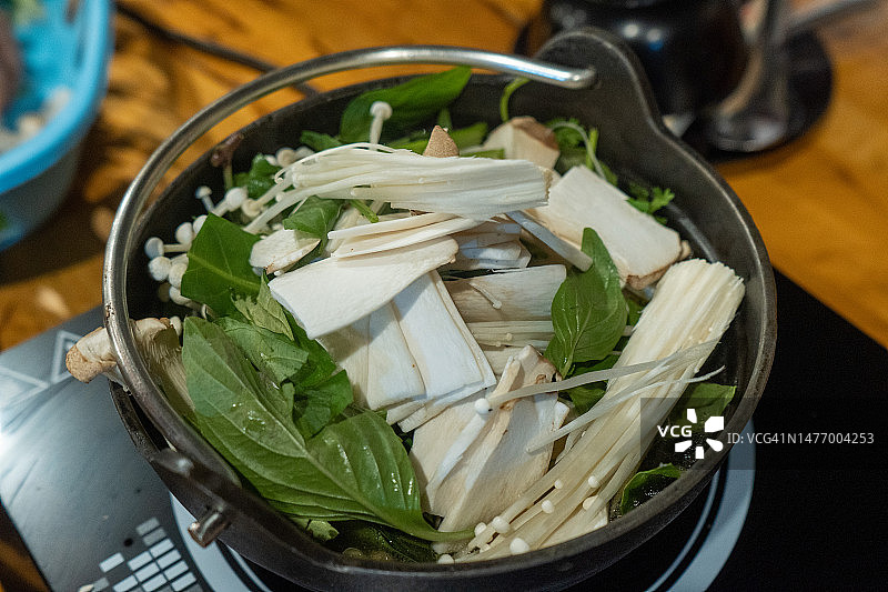 杏鲍菇绿叶蔬菜火锅图片素材