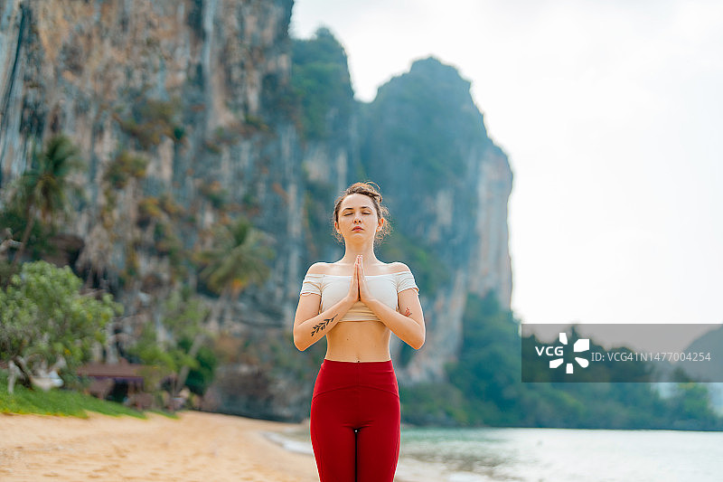在甲米海滩上做瑜伽的女人，山式图片素材