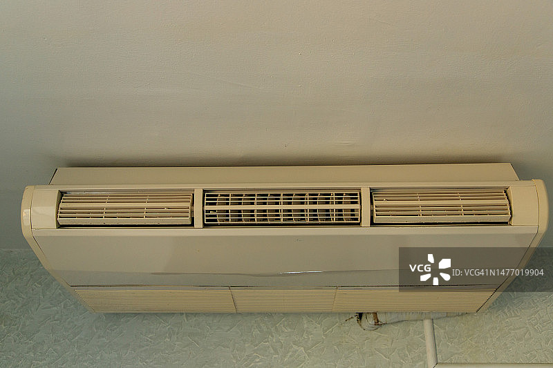 墙上的旧空调图片素材