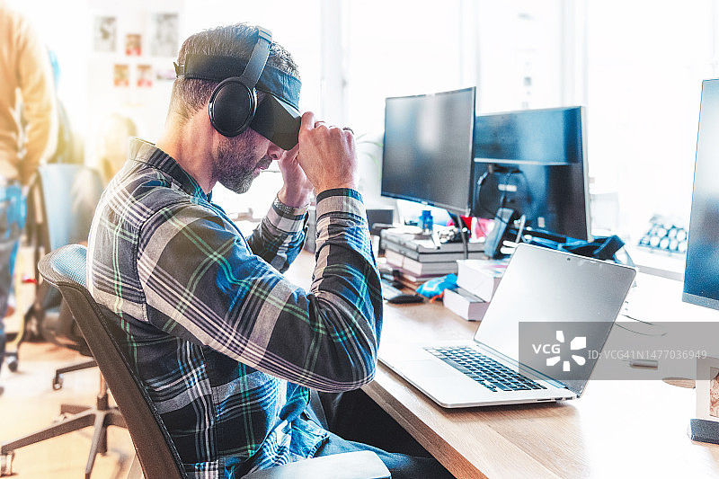 男子在办公室戴上防干扰帽图片素材