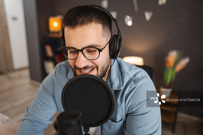 年轻男人录制播客图片素材