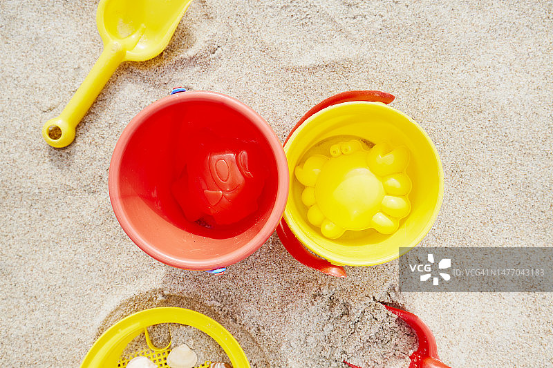 沙滩上的红黄玩具俯视图图片素材