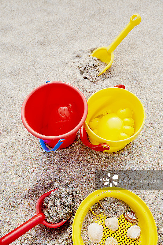 沙滩上的红黄玩具俯视图图片素材