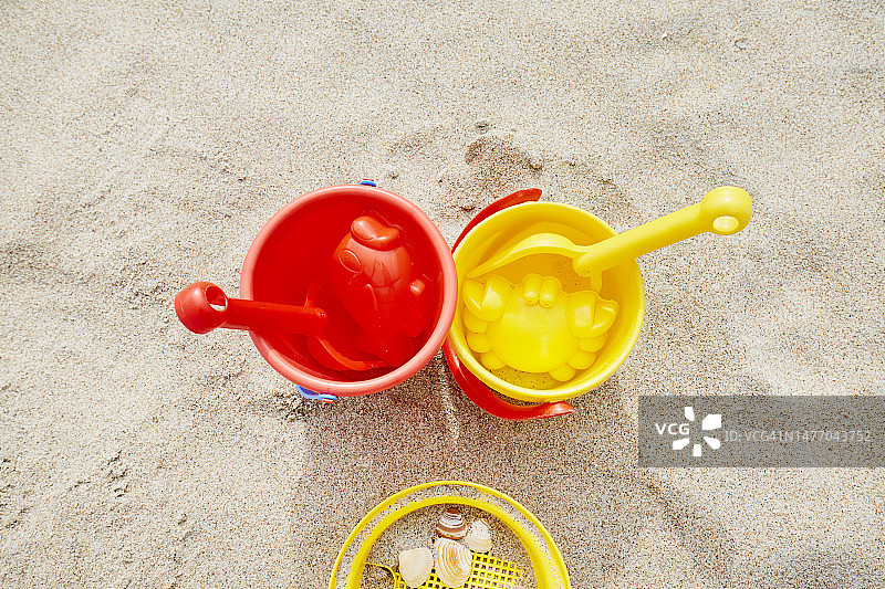 沙滩上的红黄玩具俯视图图片素材