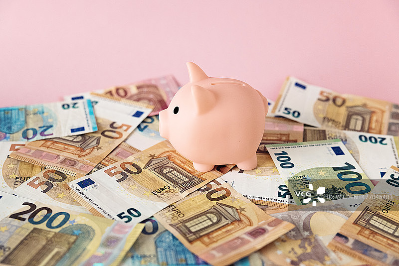 储蓄罐和欧盟货币图片素材