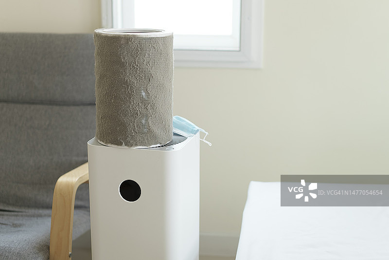 卧室里空气净化器脏旧滤芯的特写图片素材