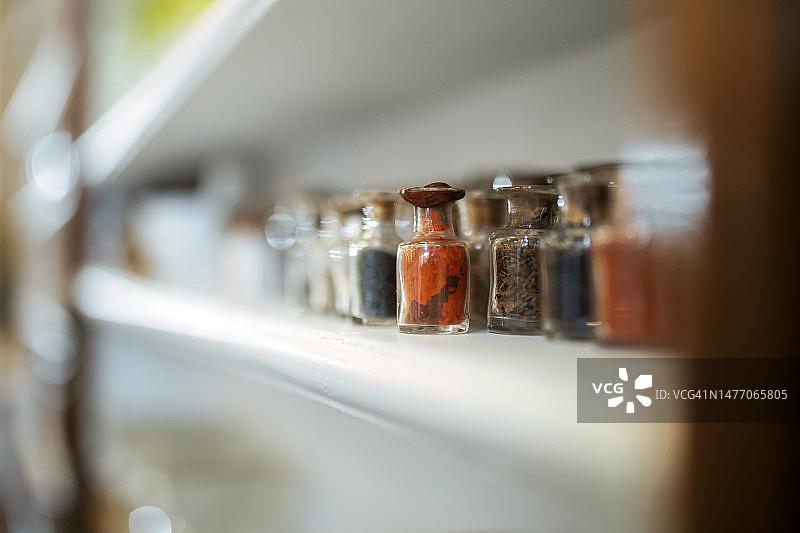 药店货架上的草药图片素材