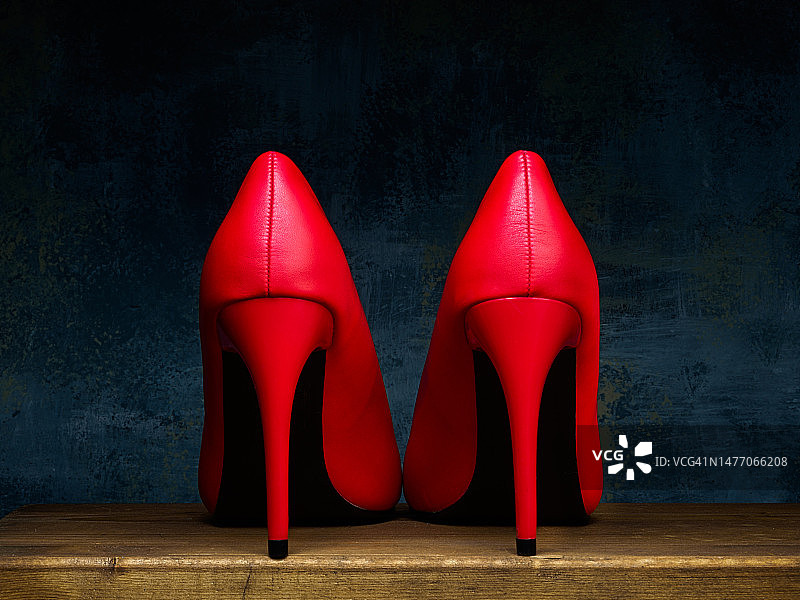红色细高跟鞋图片素材