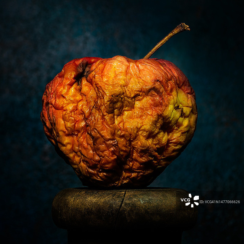 有皱纹的老苹果图片素材