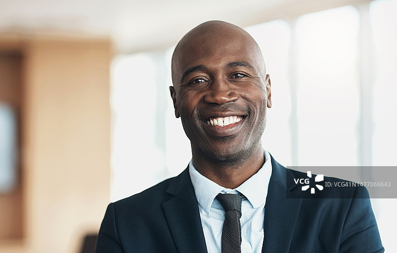 办公室董事会中非裔CEO的愿景肖像图片素材