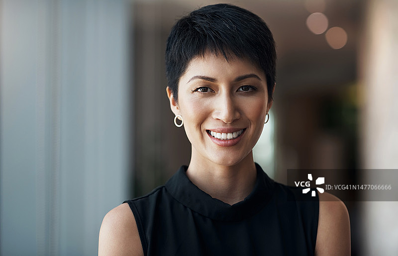 亚洲女性在办公室展现职业自豪感的笑容。快乐的女企业家以积极的心态、自信和力量投入工作图片素材