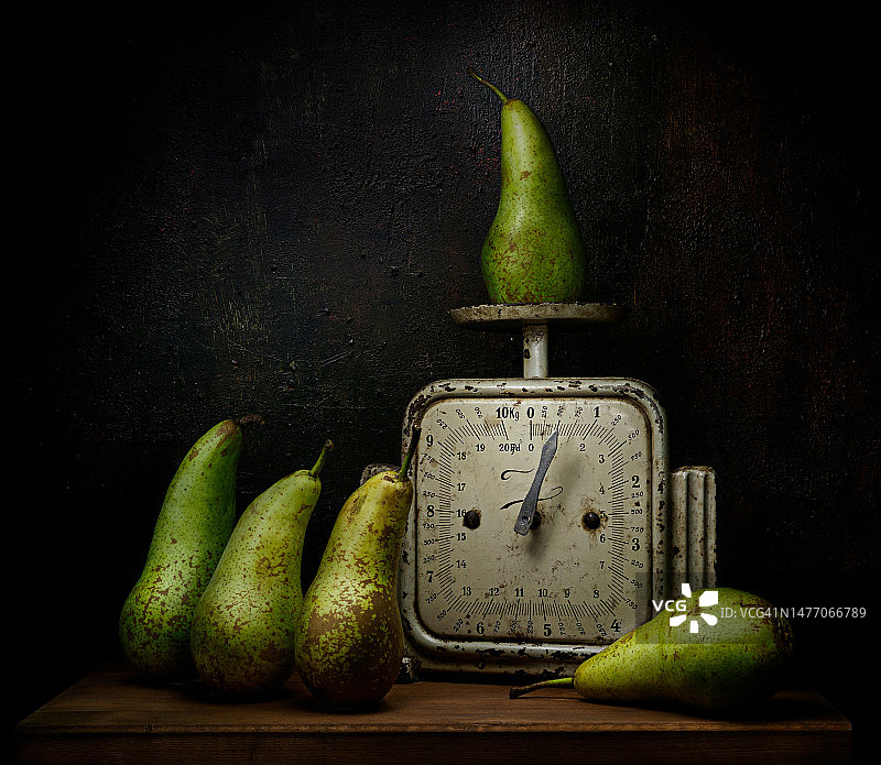 梨与旧厨房秤图片素材