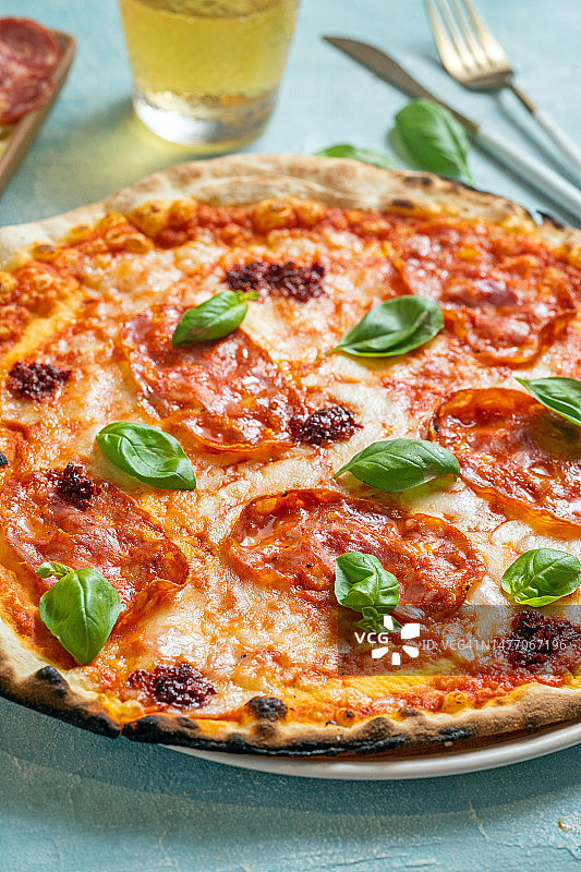 意大利辣香肠披萨图片素材