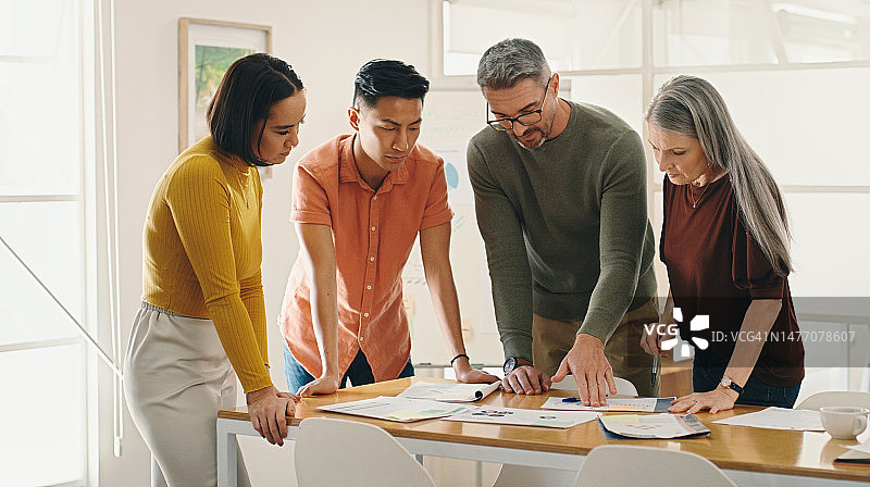 战略，文书工作或商业人士在会议中计划合作创业项目。团队合作，集思广益，或工人使用分析文件来实现我们的愿景或目标图片素材