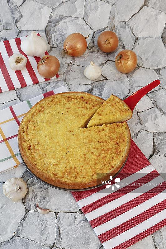 施瓦本美食：哈茨费尔德马铃薯蛋糕配凝乳面团底、咸味蛋糕、烘烤、出炉、丰盛、素食、健康、蛋糕勺、蛋糕铲、后方有洋葱、大蒜、典型的施瓦本特色、传统美食、食品摄影、工作室、德国图片素材