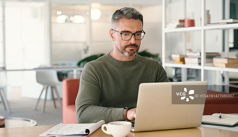 远程办公：使用笔记本电脑进行沟通的男子图片素材