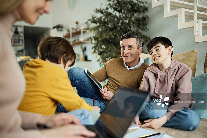 幸福的一家人在客厅里共度时光图片素材