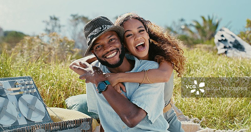 在浪漫的假期中野餐的朋友情侣图片素材