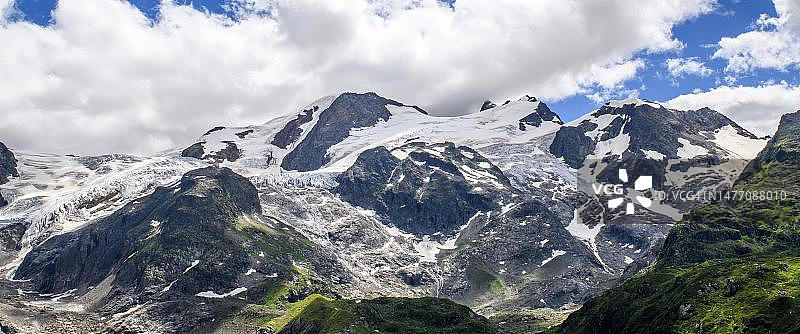 由于气候变化和全球变暖融化的岩石冰川全景照片，瑞士乌里州图片素材