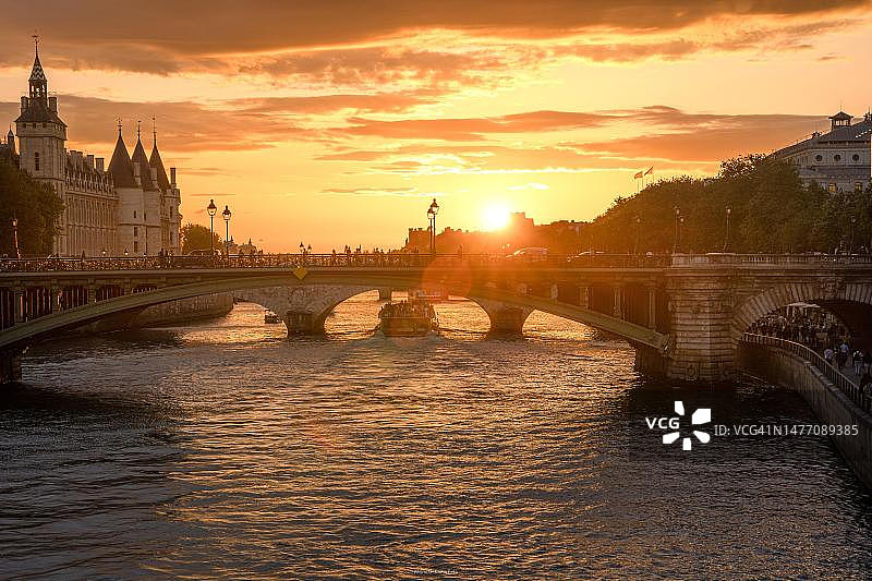 法国巴黎日落时分的塞纳河上的桥梁图片素材