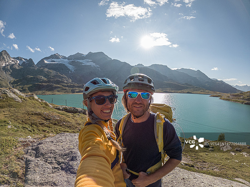 山地自行车手在小路上自拍图片素材