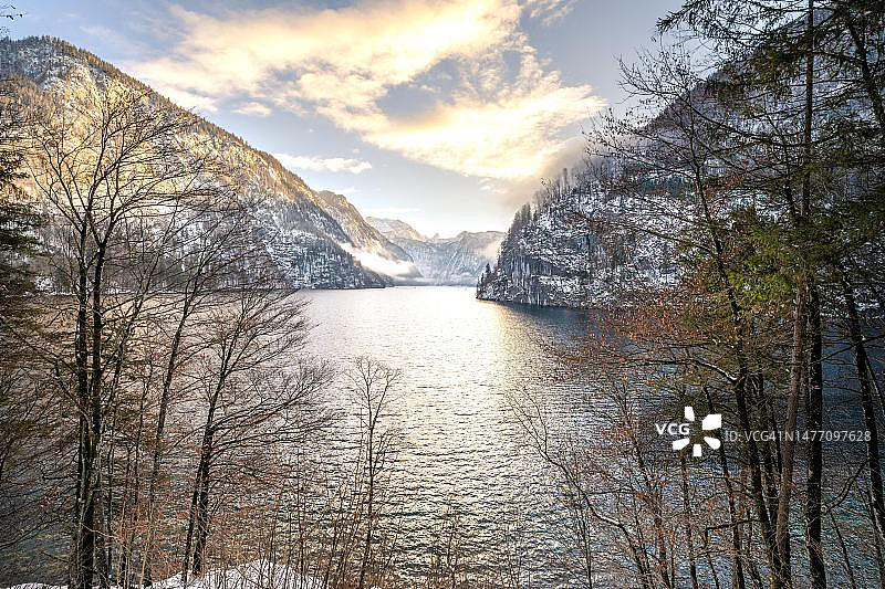 德国贝希特斯加登国王湖冬季山景图片素材
