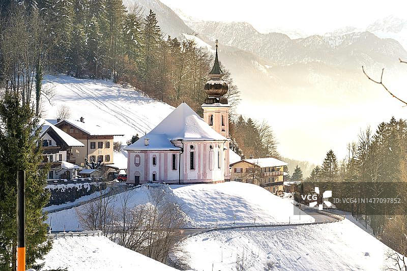 德国贝希特斯加登的玛丽亚·盖尔教堂冬季景观图片素材