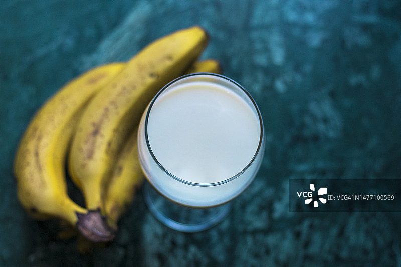 香蕉奶昔玻璃杯特写图片素材