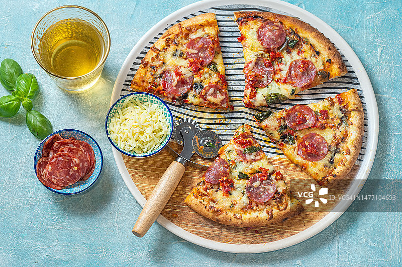 盘中披萨辣香肠切片图片素材