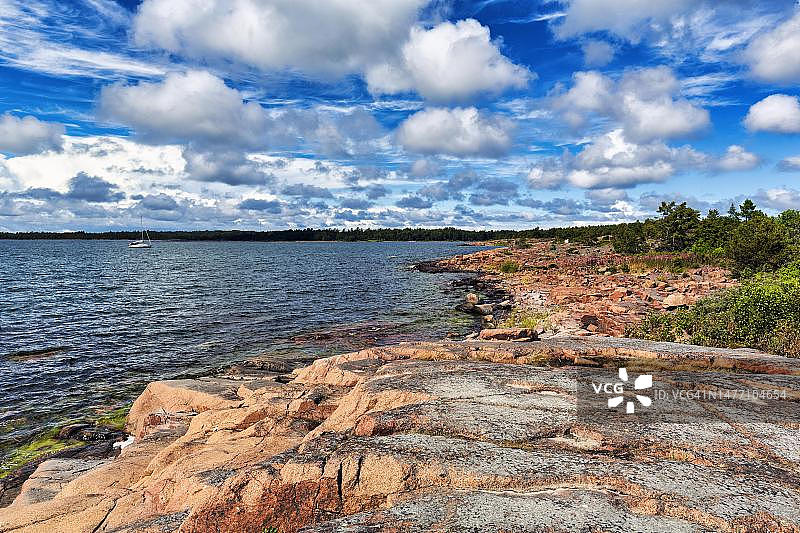 芬兰奥兰群岛礁石海岸线图片素材