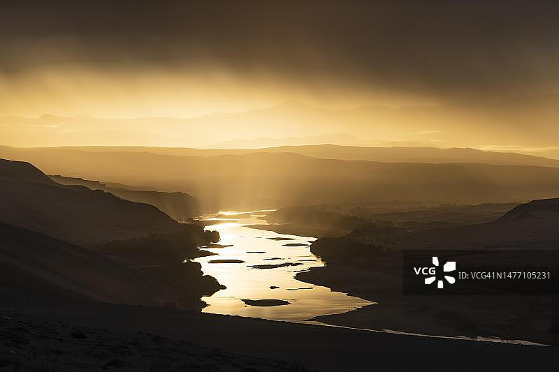 纳米比亚和南非边界奥兰治河上的雷暴图片素材