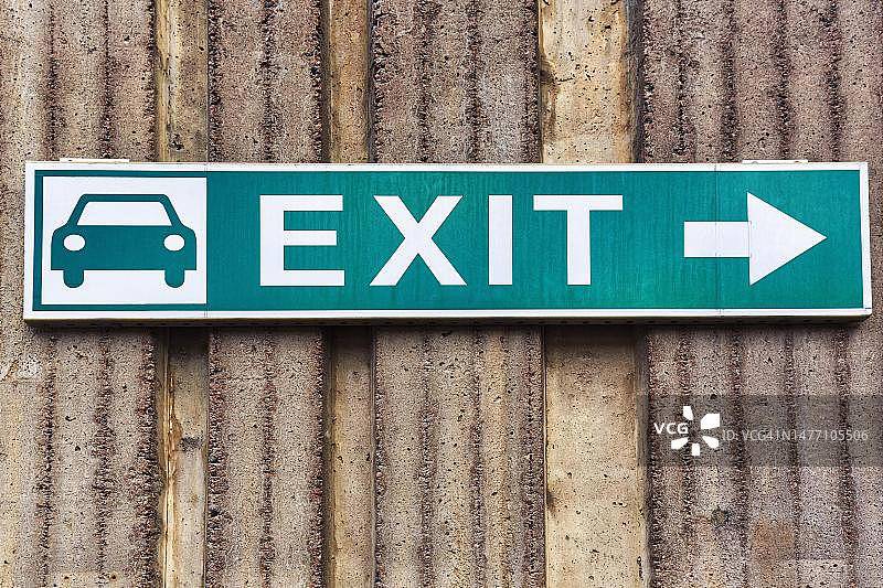 混凝土墙上的绿色标志牌，带有汽车象形图、文字“出口”的指示牌：往渡轮码头，位于奥兰群岛，芬兰图片素材