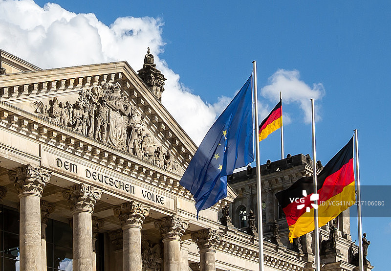 德国和欧盟旗帜与德国国会大厦（柏林，德国）图片素材