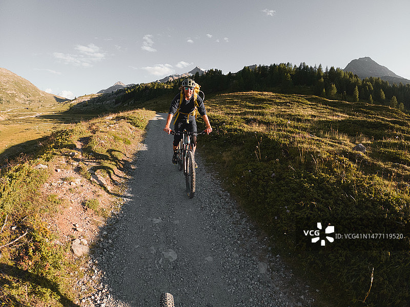 山地自行车手在阿尔卑斯山小路上骑行图片素材