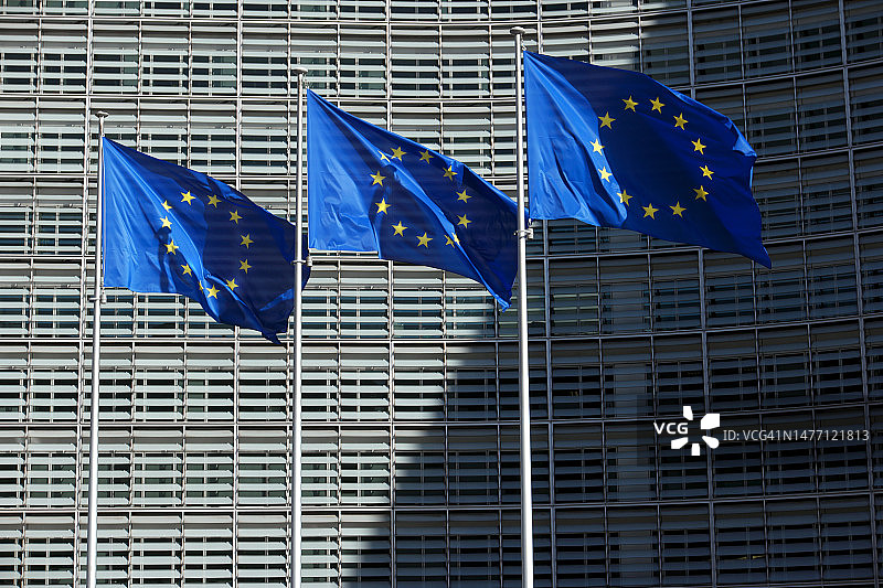 欧盟委员会，贝雷蒙大厦前的欧盟旗帜图片素材