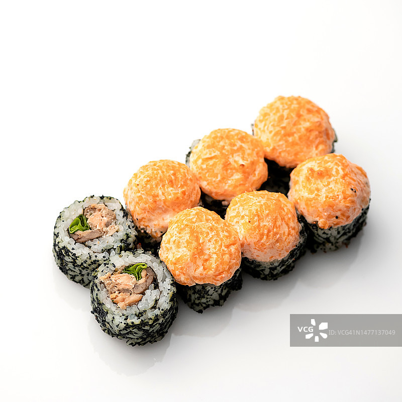 烤鳗鱼寿司卷配飞鱼籽慕斯，日式亚洲海鲜料理图片素材