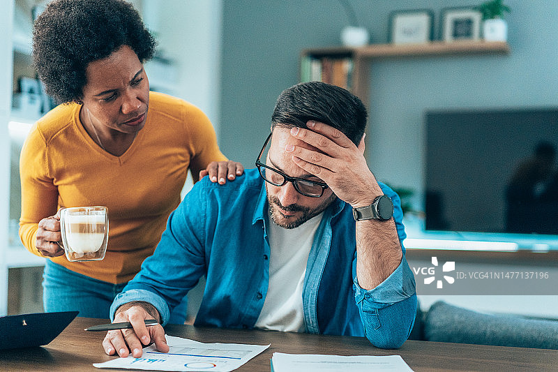 情侣在家做预算图片素材