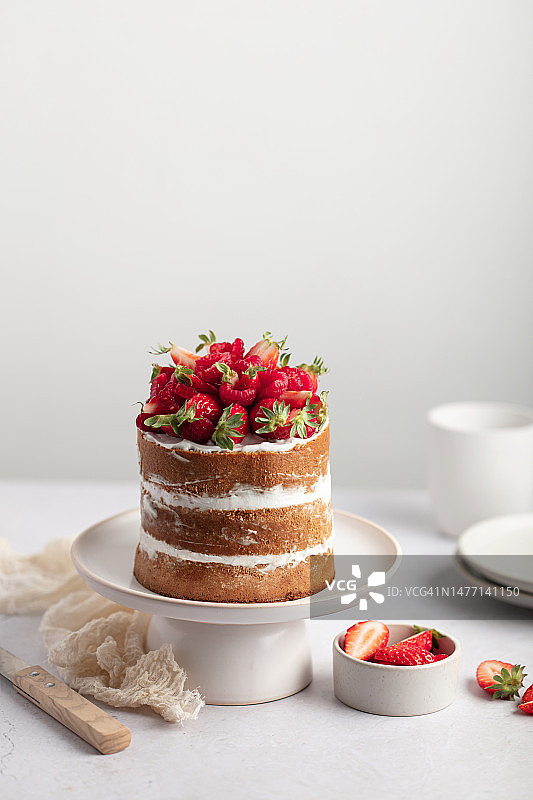 覆盆子草莓奶油夹心蛋糕图片素材