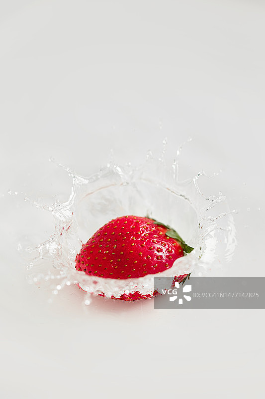 新鲜草莓落入水中溅起水花图片素材