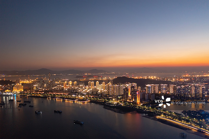 海滨城市夜景天际线图片素材