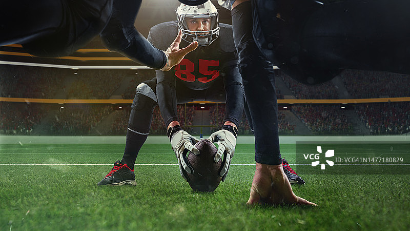 在3D体育场馆中训练的美式足球运动员第一人称视角图片素材