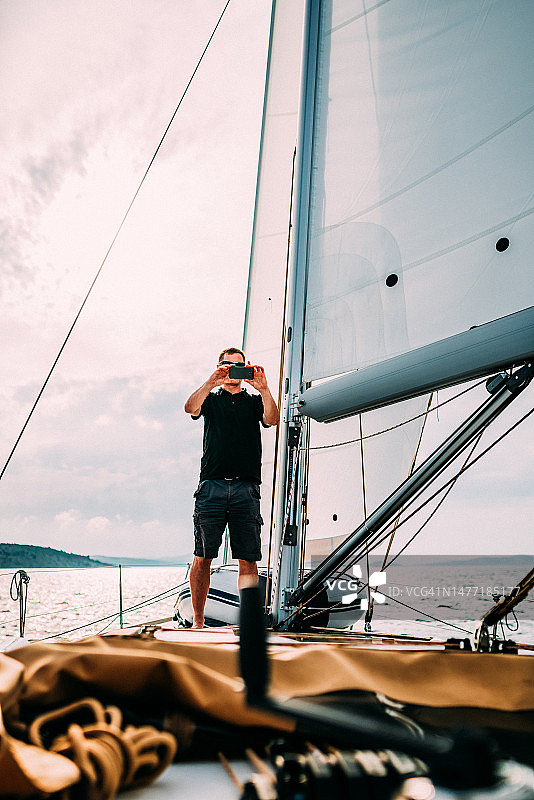 船员在帆船上拍照图片素材